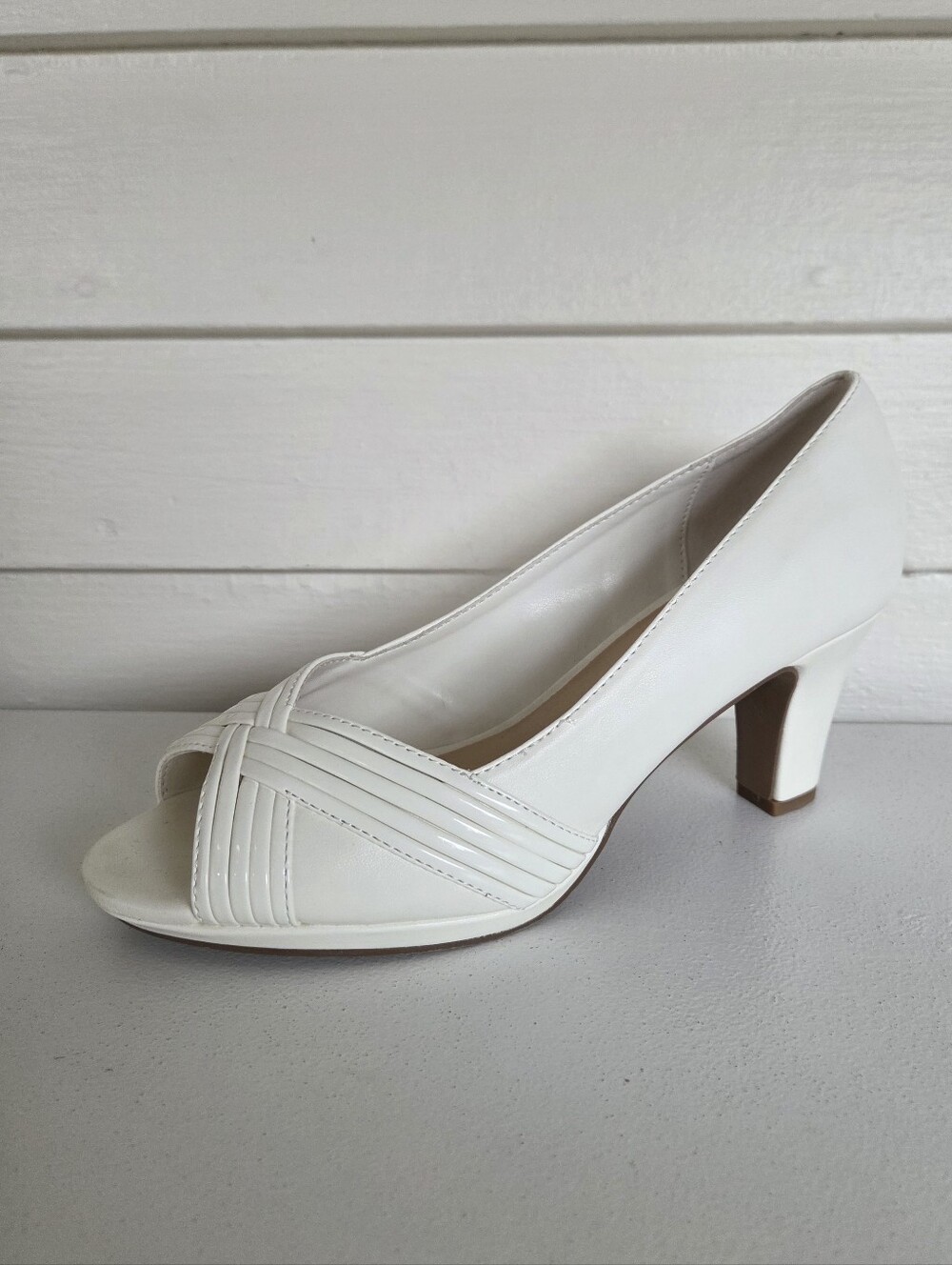 easy street White Peep-Toe Low Block Heel Pump Size 8